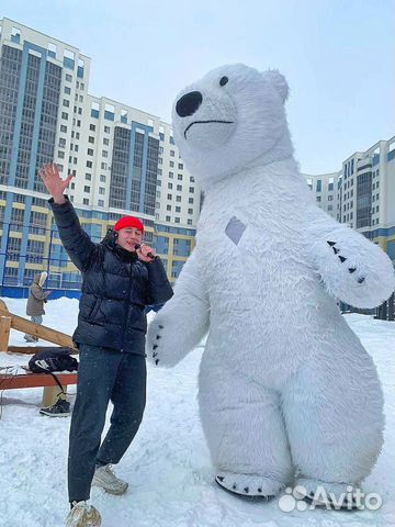 Белый мишка с ведущим на праздник. Поздравление