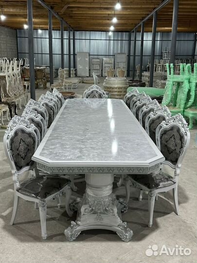 Стол со стульями