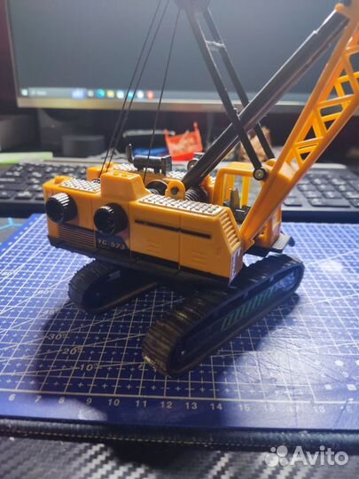 Кран на гусеницах в масштабе 1:50