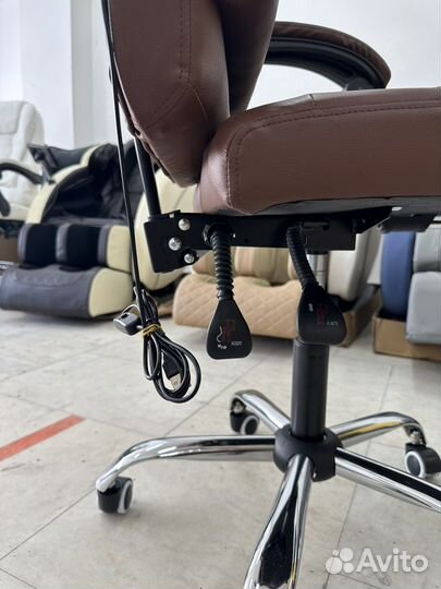 Офисное кресло с массажем и подножкой