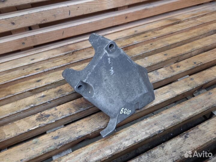 Кронштейн двигателя правый Opel Astra J 2012