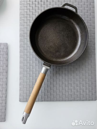 Чугунная сковорода biol