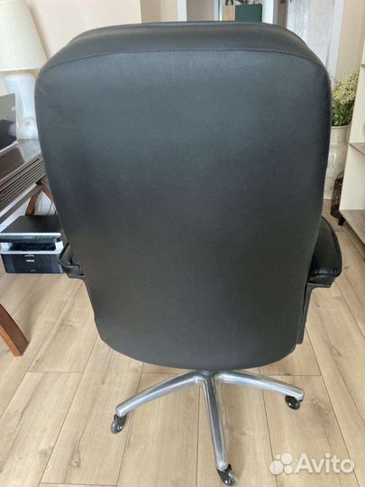 Офисное кресло