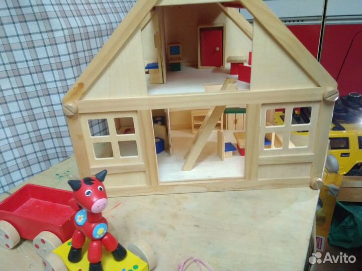 Деревянный кукольный домик
