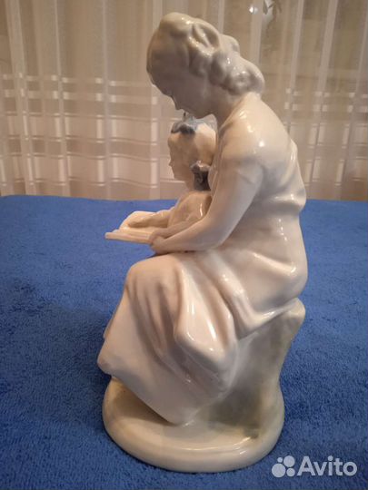 Статуэтка Первая книга зхк Полоне