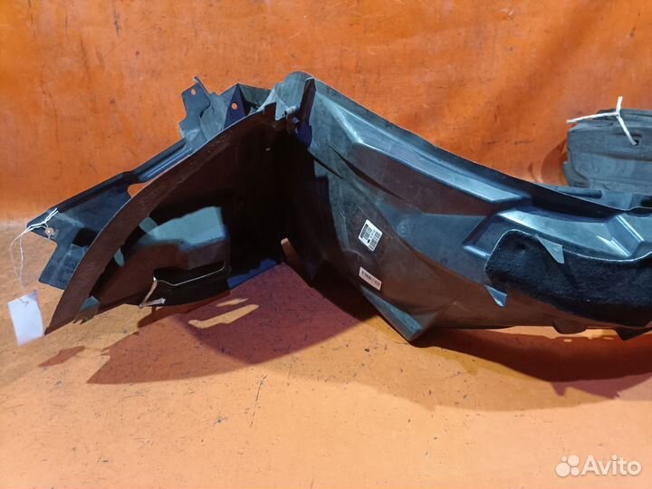 Подкрылок Toyota Avensis AZT250 передний