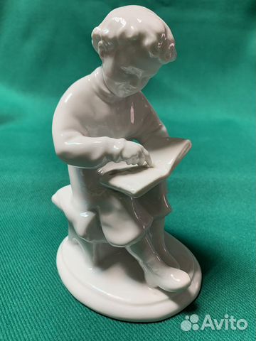 Статуэтка юный Ульянов читает книгу