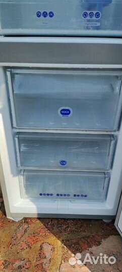 Холодильник двухкамерный серебристый нержавейка