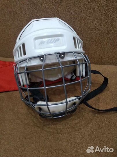 Хоккейный шлем