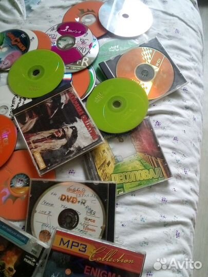 Пакет с дисками разными фильмами музыкой и мультик