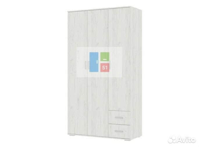 Шкаф трехстворчатый