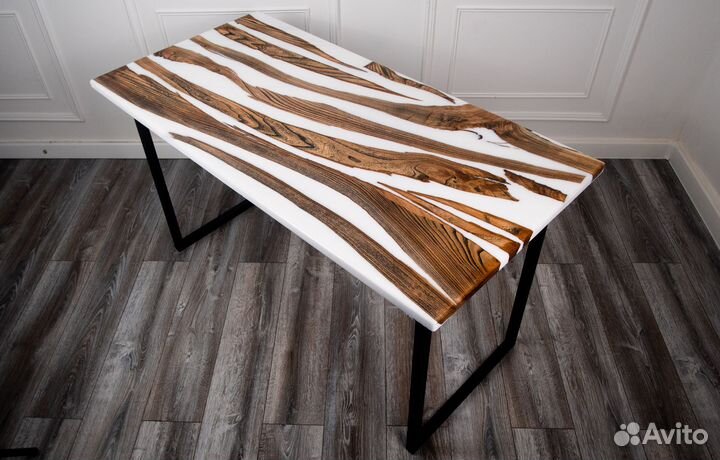 Стол из эпоксидной смолы
