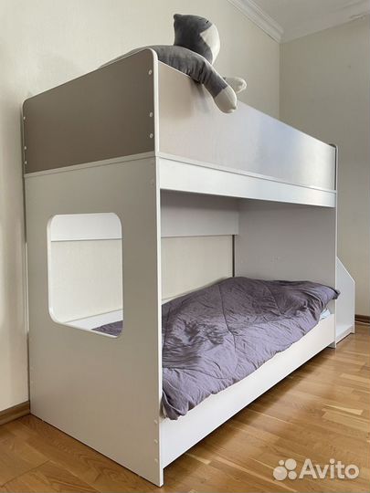 Двухъярусная кровать для детей с матрасом