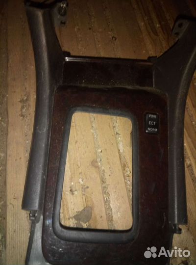 Часть центральной консоли на Toyota Cresta 100