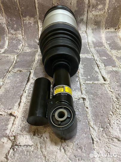 Задняя пневмостойка Лэнд Ровер Дискавери 4 с асе