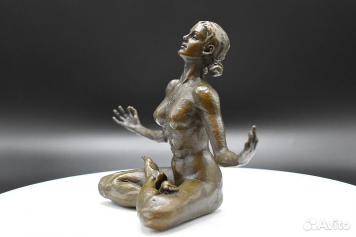 Бронзовая статуэтка 