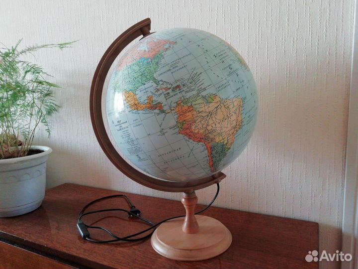 Глобус политико-физический, на подставке из дерева