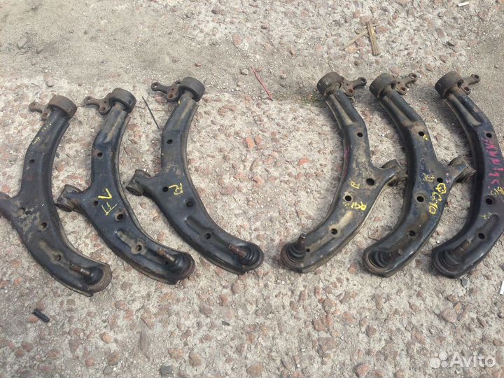 Рычаги передней подвески Nissan Bluebird Sunny