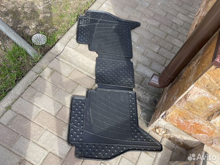 Коврики на авто заднийе на mitsybishi padjero IV
