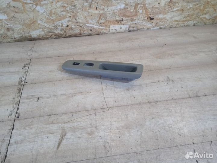 Кнопка стеклоподъемника передняя правая Toyota