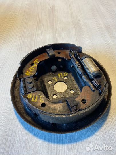 Щит опорный задний правый Nissan Note E11