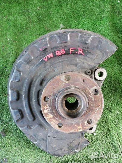 Кулак поворотный передний правый Volkswagen Passat