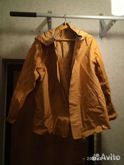 Куртка прорезиненная, хорошо подойдёт для рыбалки