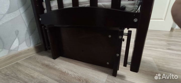 Детская кроватка с продольным маятником