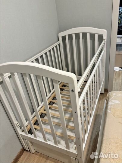 Детская кроватка с маятником и ящиком