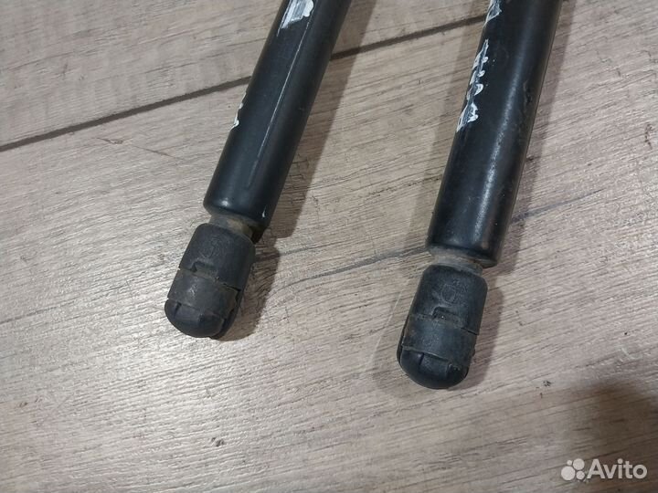 Амортизаторы крышки багажника Volkswagen Bora