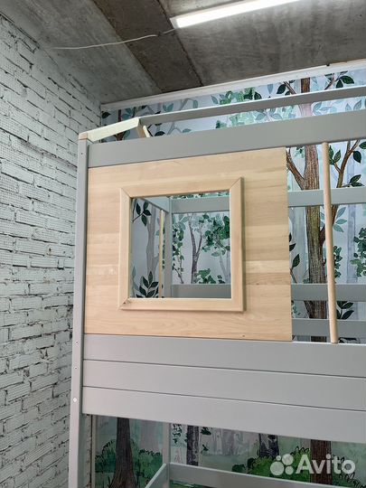 Двухьярусная кровать с окном