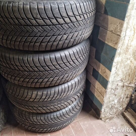 Bridgestone Blizzak LM-001 255/55 R20