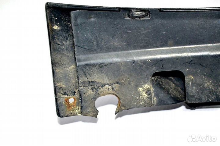 Пластиковая накладка под лобовым стеклом левая час