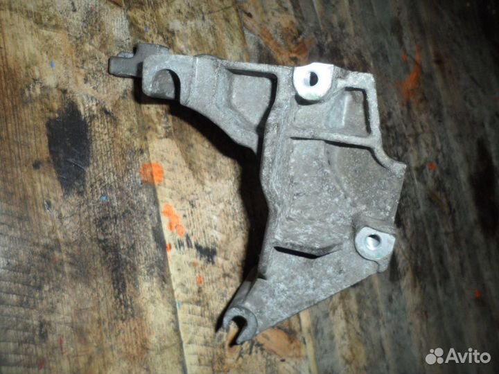 Кронштейн генератора Ford Focus