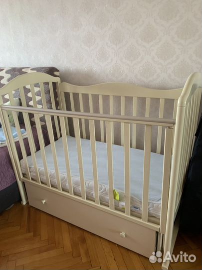 Детская кроватка с маятником