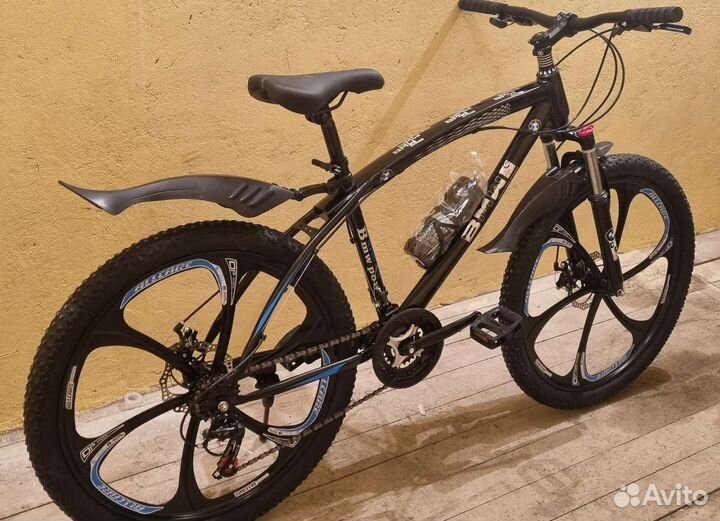 Велосипед на литых дисках BMW