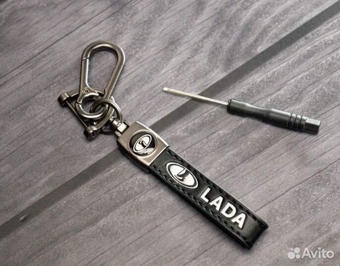 Брелок кожаный с логотипом авто с карабином