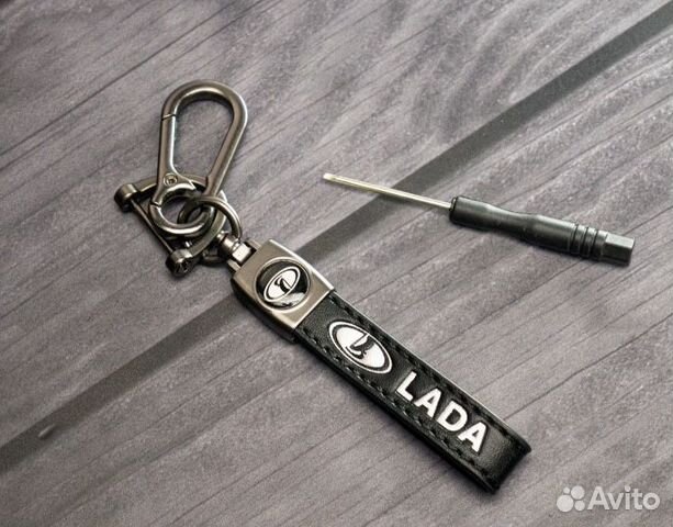 Брелок кожаный с логотипом авто с карабином