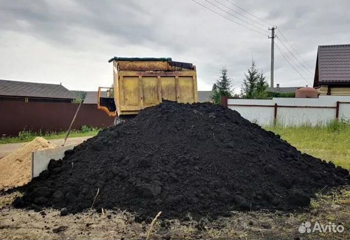 Чернозём и растительная, огородная земля навал