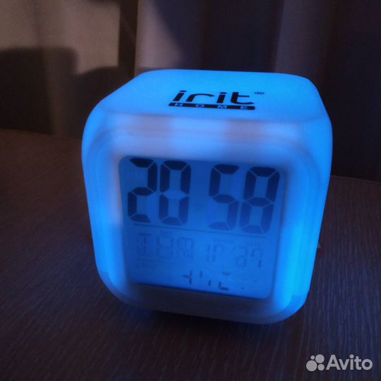 Часы электронные с календарем. светятся