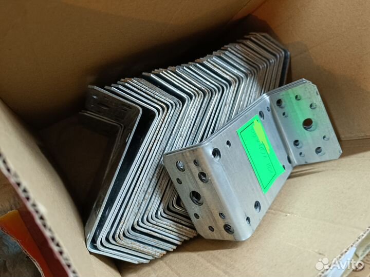 Крепежный уголок Z-образный