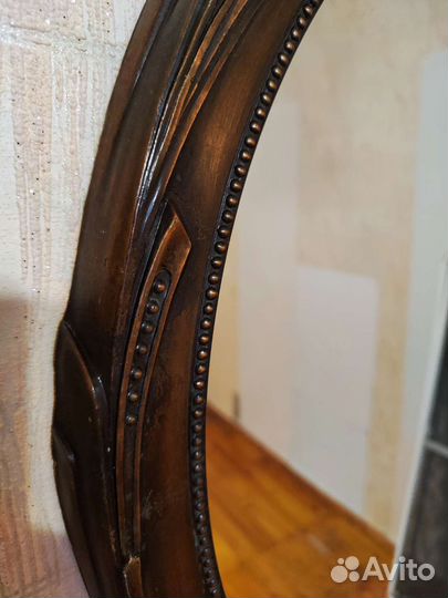 Зеркало в металлической оправе