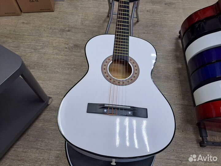 Гитара классическая белая с нейлоновыми струнами