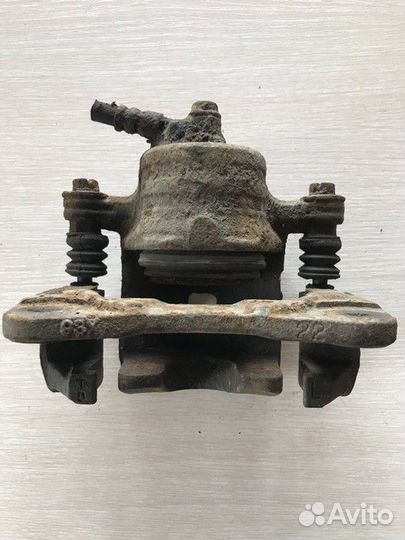 Суппорт передний левый Nissan Almera