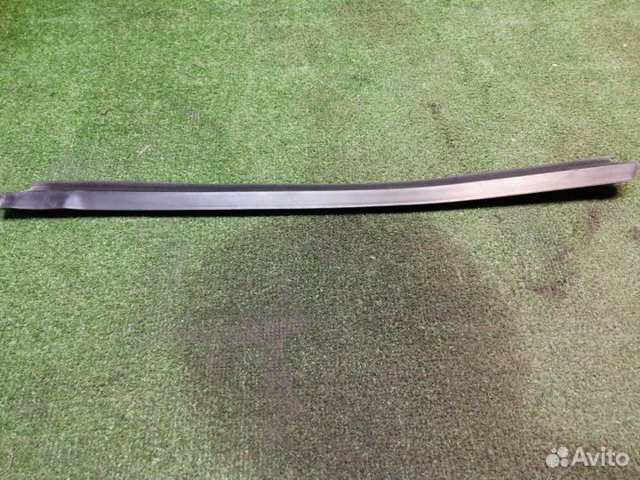 Уплотнитель стекла двери задний правый Nissan