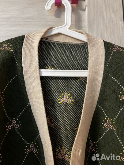 Вязаный кардиган с вышивкой