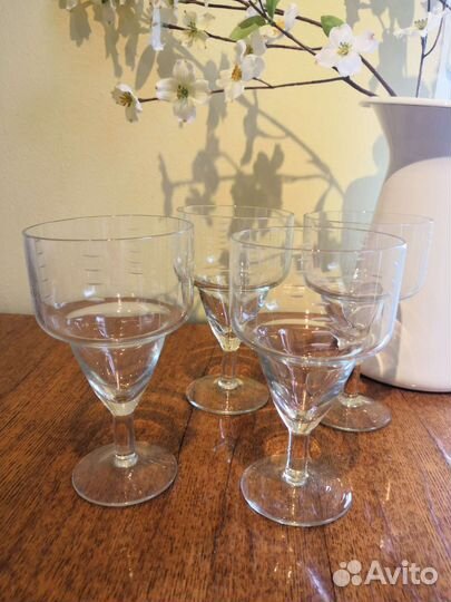 Ретро бокалы для десертного вина и шампанского