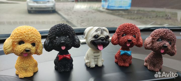 Собака на панель авто