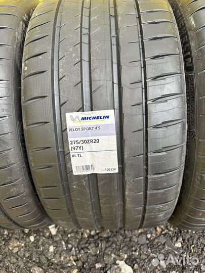 Michelin Pilot Sport 4 S 245/35 R20 и 275/30 R20