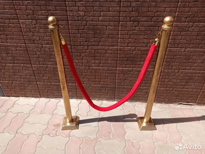 Оградительные столбики для красной дорожки